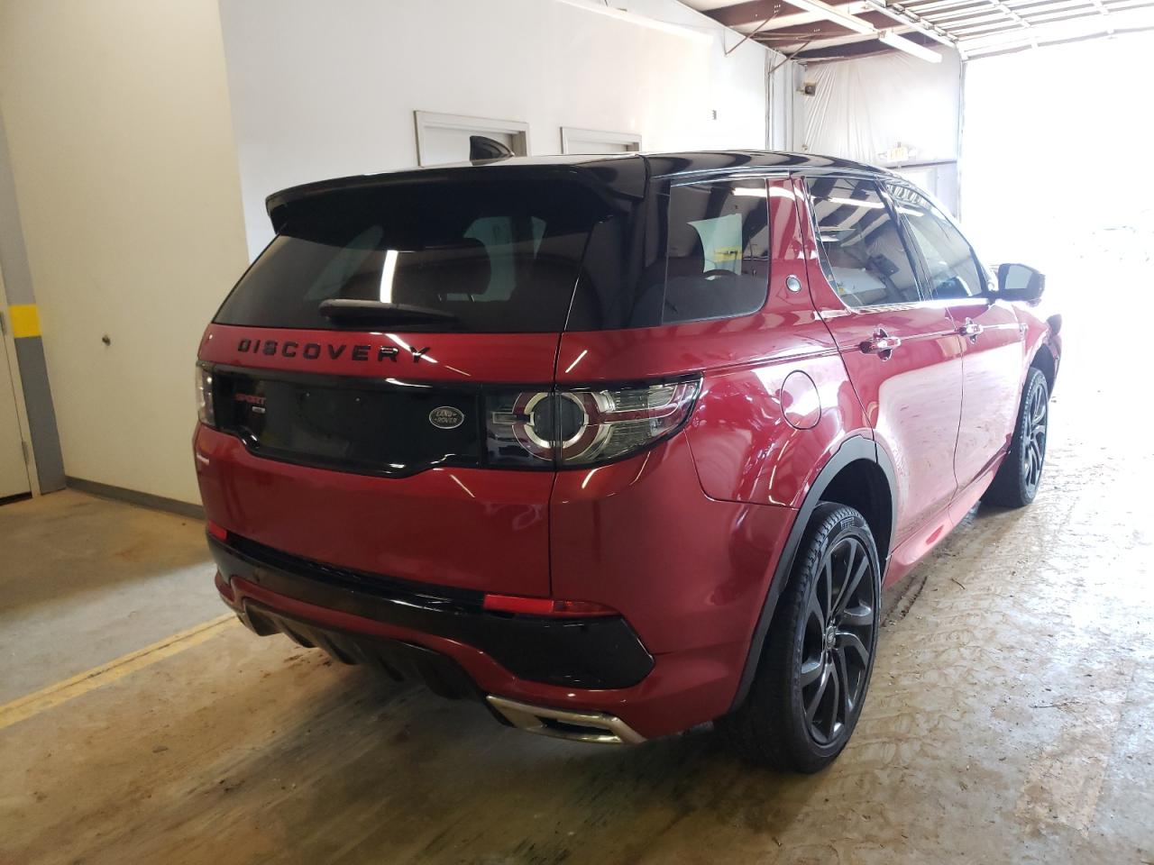 Photo 4 from auction – 2017 LAND ROVER DISCOVERY with VIN SALCR2BG6HH693946