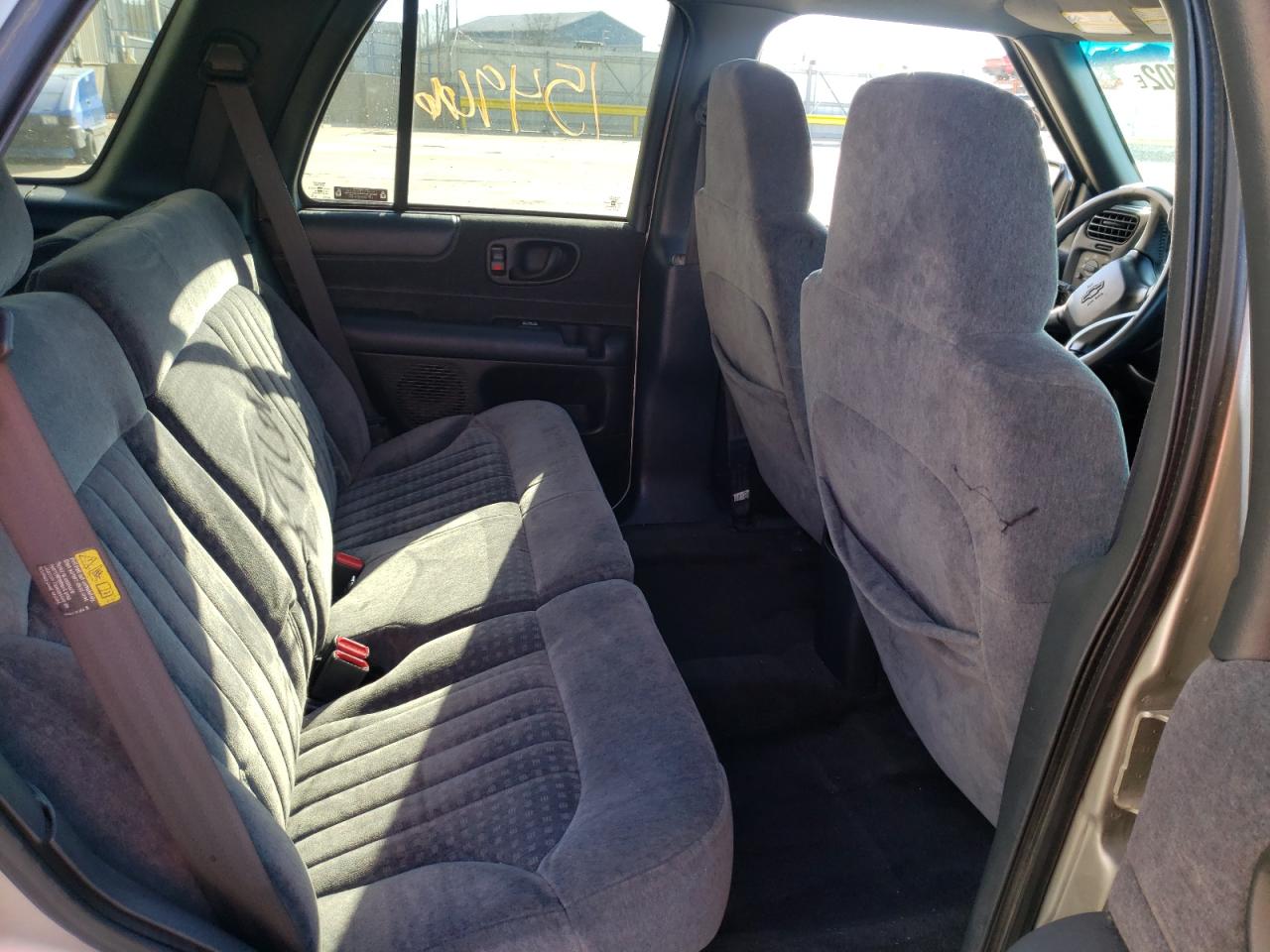 Photo 6 from auction – 2002 CHEVROLET BLAZER with VIN 1GNDT13W12K231549