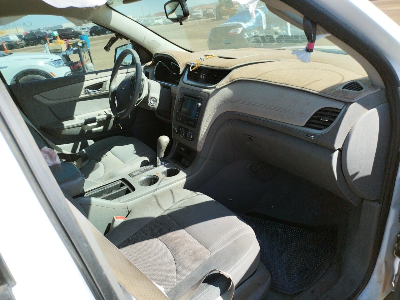 Photo 5 from auction – 2017 CHEVROLET TRAVERSE L with VIN 1GNKRFKD4HJ141605