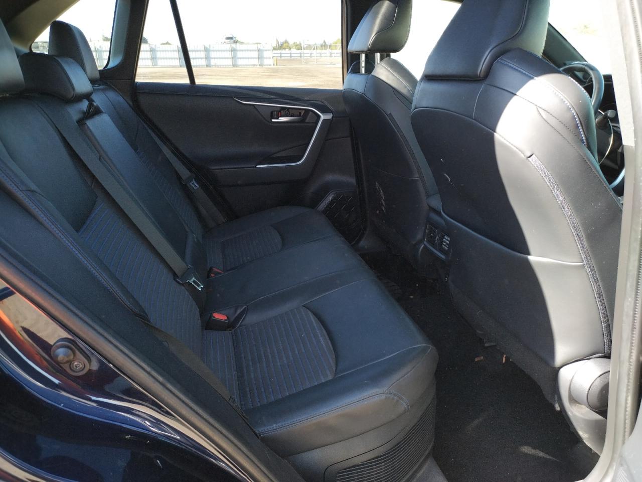 Photo 6 from auction – 2019 TOYOTA RAV4 XSE with VIN JTMEWRFV6KD518914