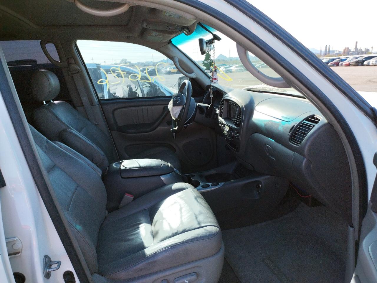 Photo 5 from auction – 2005 TOYOTA SEQUOIA LI with VIN 5TDZT38AX5S258172