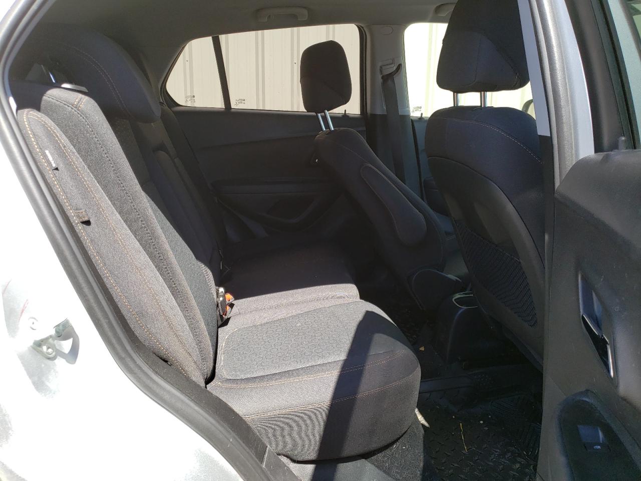 Photo 6 from auction – 2020 CHEVROLET TRAX LS with VIN 3GNCJKSB3LL228237