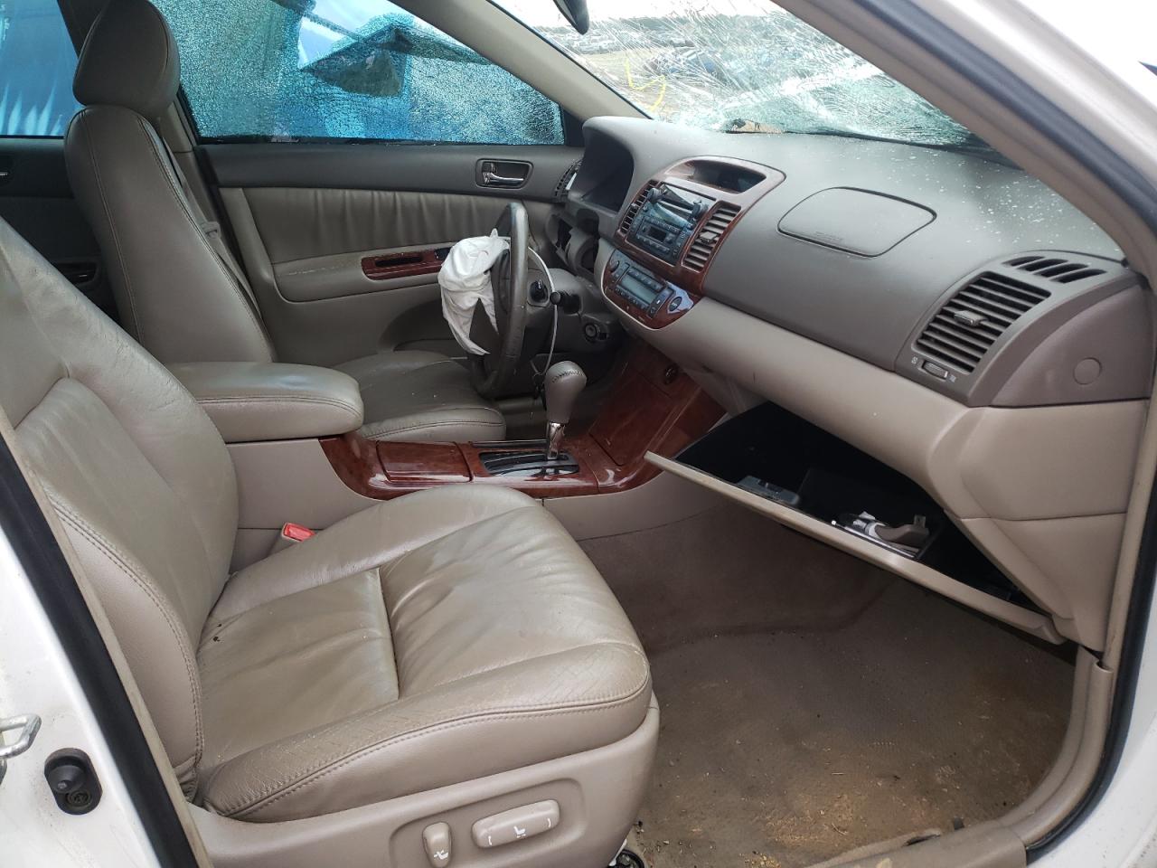 Photo 5 from auction – 2005 TOYOTA CAMRY LE with VIN 4T1BF32K25U097852