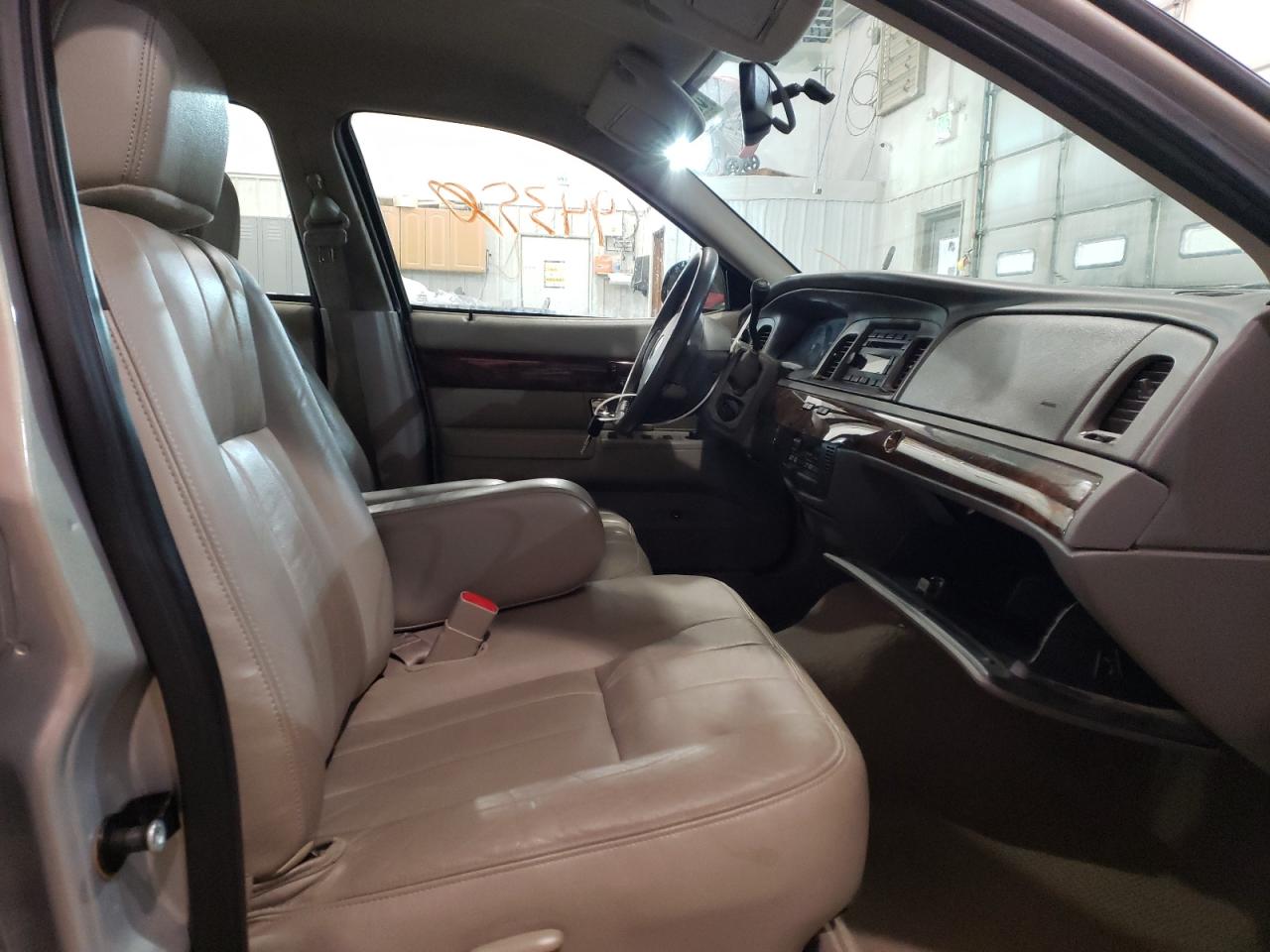 Photo 5 from auction – 2010 MERCURY GRAND MARQ with VIN 2MEBM7FV5AX624709