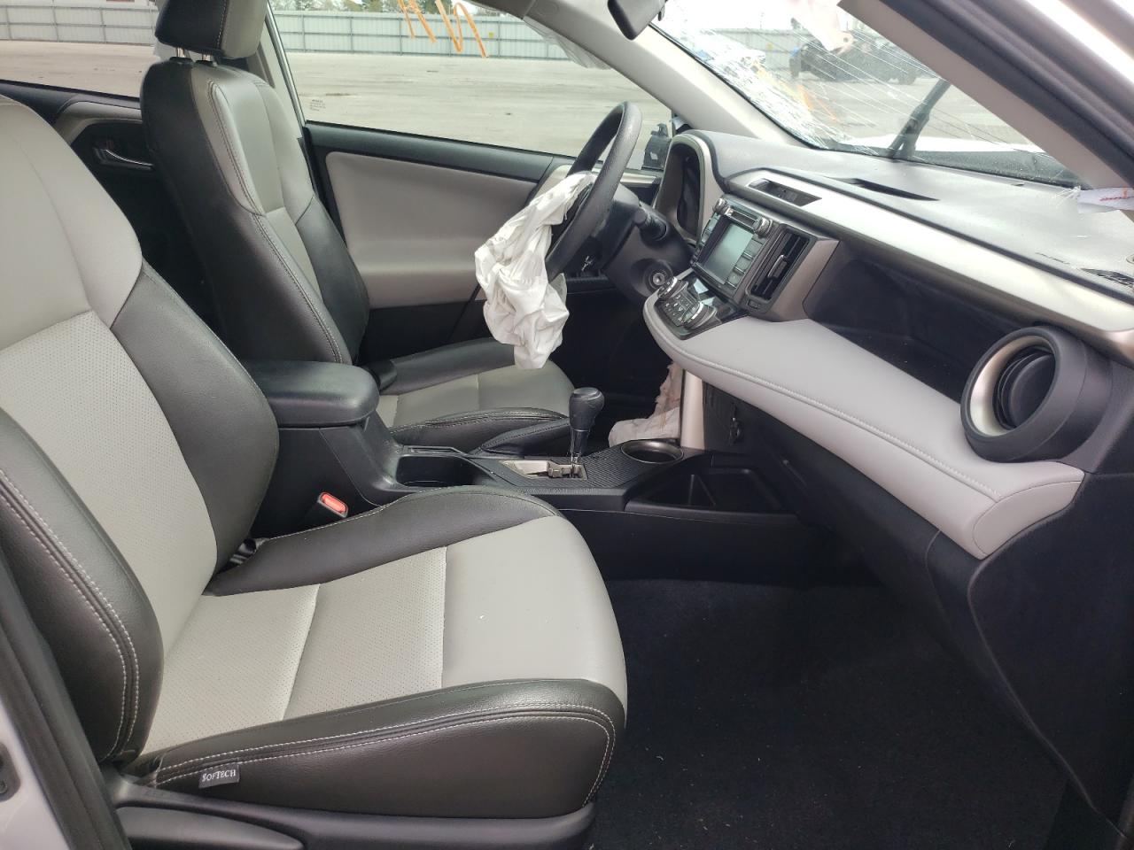 Photo 5 from auction – 2015 TOYOTA RAV4 XLE with VIN 2T3WFREV6FW133657