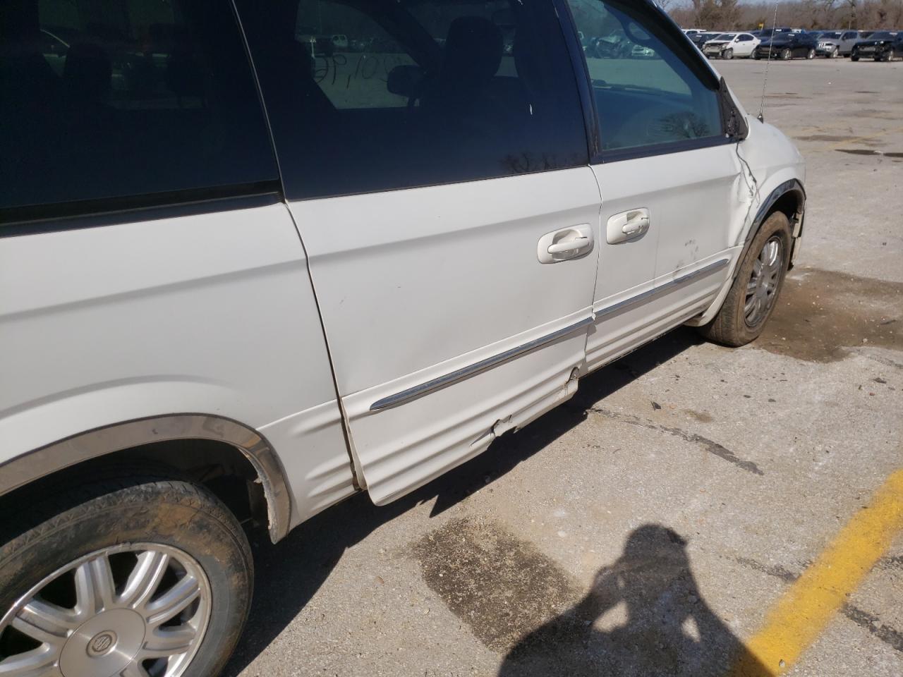 Photo 9 from auction – 2004 CHRYSLER TOWN & COU with VIN 2C4GP54L74R586364