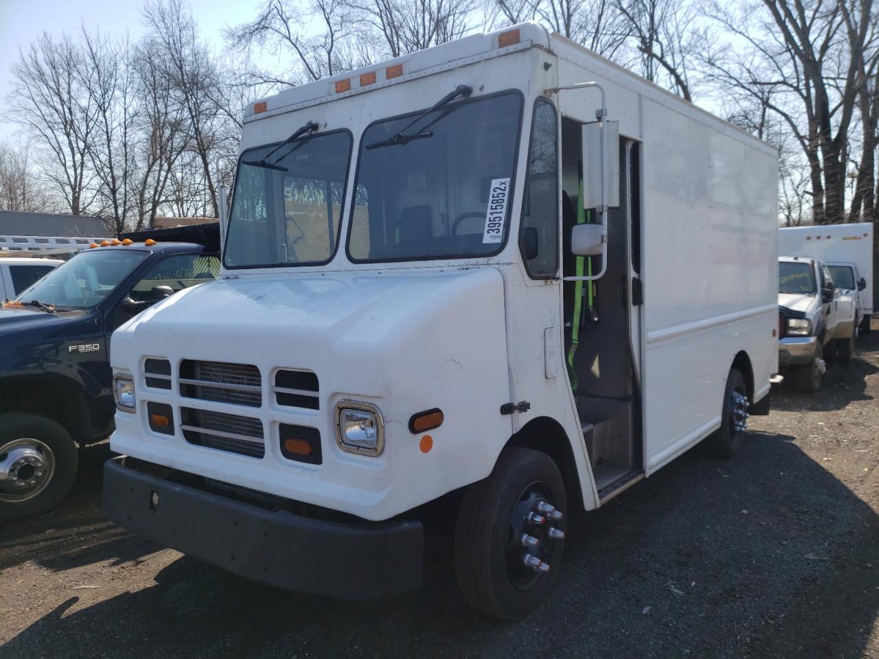 Photo 2 from auction – 2005 FREIGHTLINER CHASSIS M with VIN 4UZAANCPX5CV68782