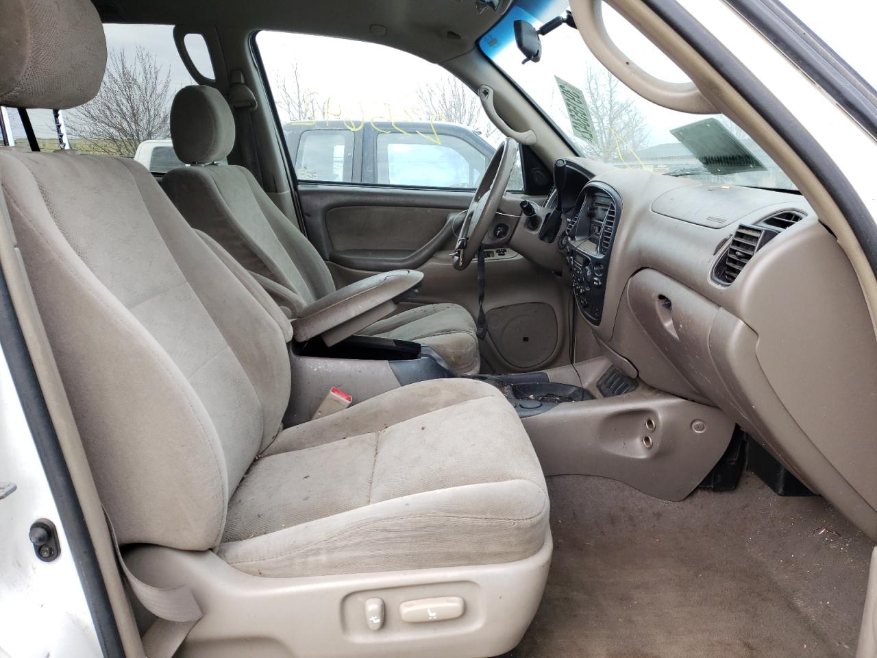 Photo 5 from auction – 2005 TOYOTA SEQUOIA SR with VIN 5TDZT34A05S251673