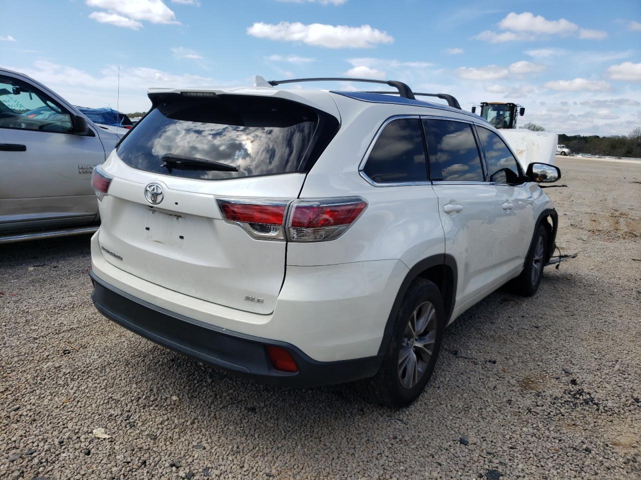 Photo 4 from auction – 2015 TOYOTA HIGHLANDER with VIN 5TDKKRFH7FS054003
