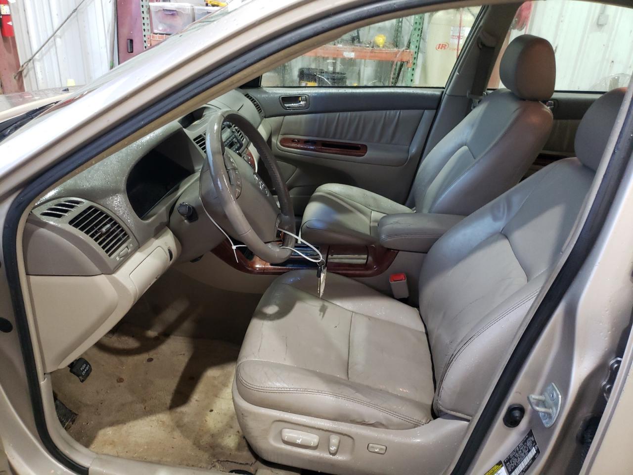 Photo 5 from auction – 2005 TOYOTA CAMRY LE with VIN 4T1BF32KX5U605906