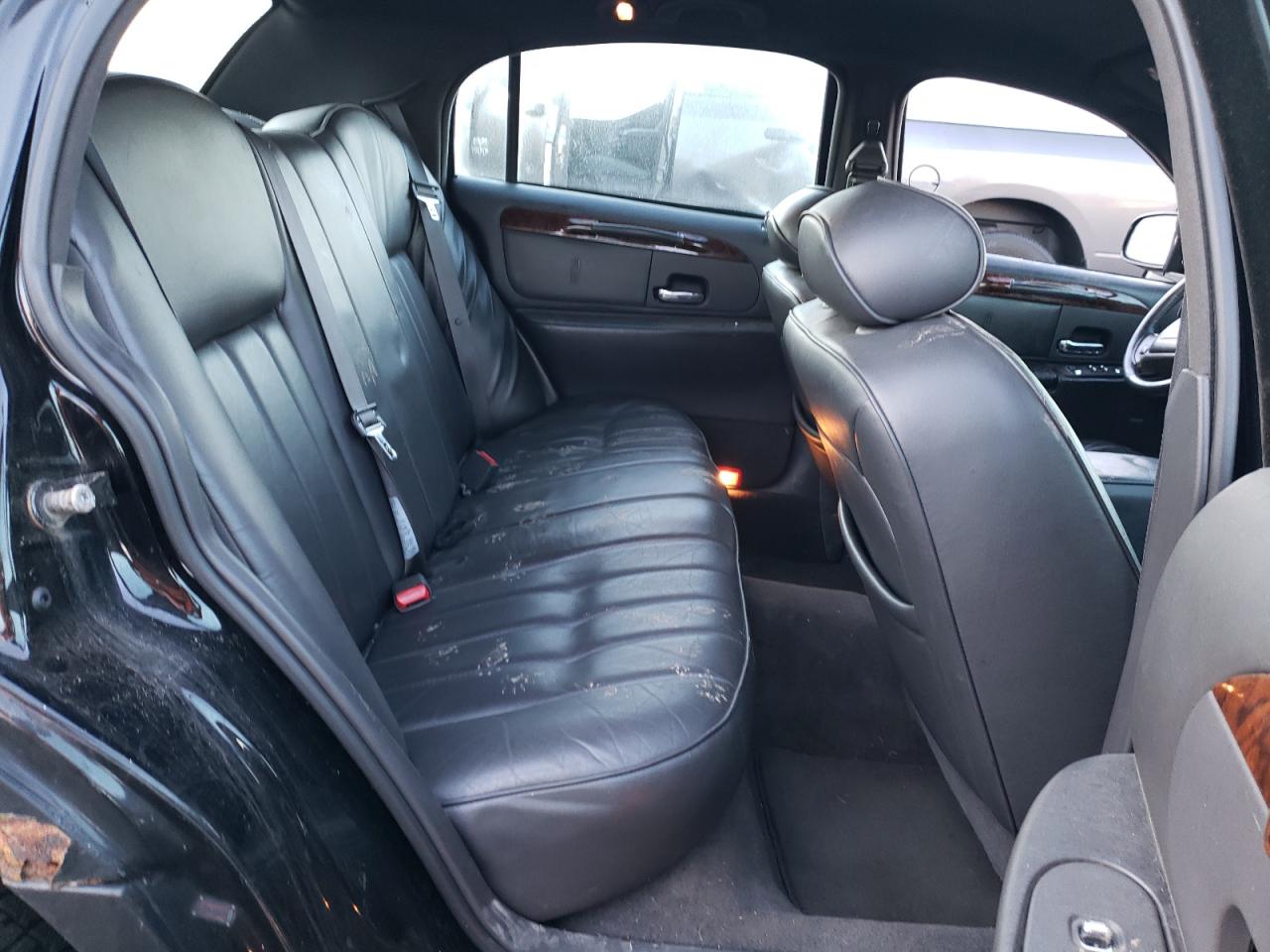 Photo 6 from auction – 1998 LINCOLN TOWN CAR E with VIN 1LNFM81W5WY688860
