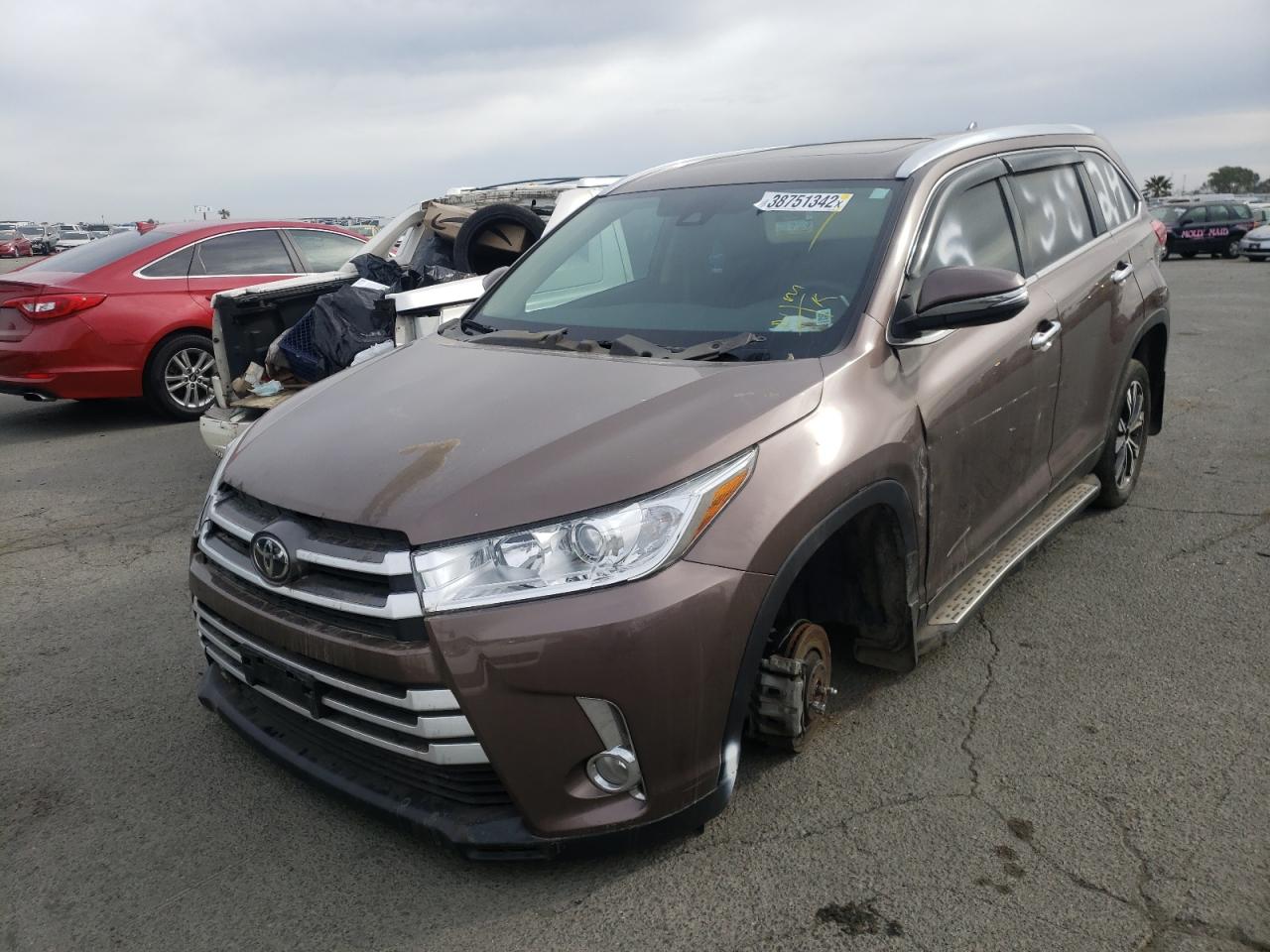 Photo 2 from auction – 2019 TOYOTA HIGHLANDER with VIN 5TDKZRFH4KS337061