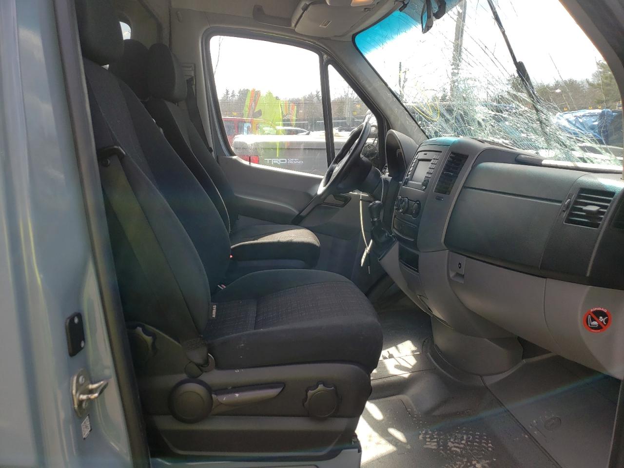 Photo 5 from auction – 2016 MERCEDES-BENZ SPRINTER 2 with VIN WD3PE7DD2GP260238