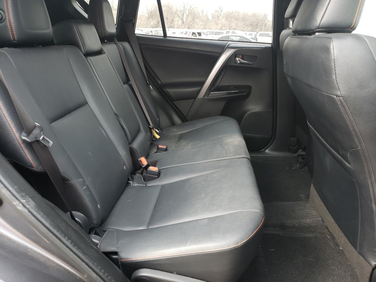 Photo 6 from auction – 2017 TOYOTA RAV4 SE with VIN JTMJFREV7HJ134537
