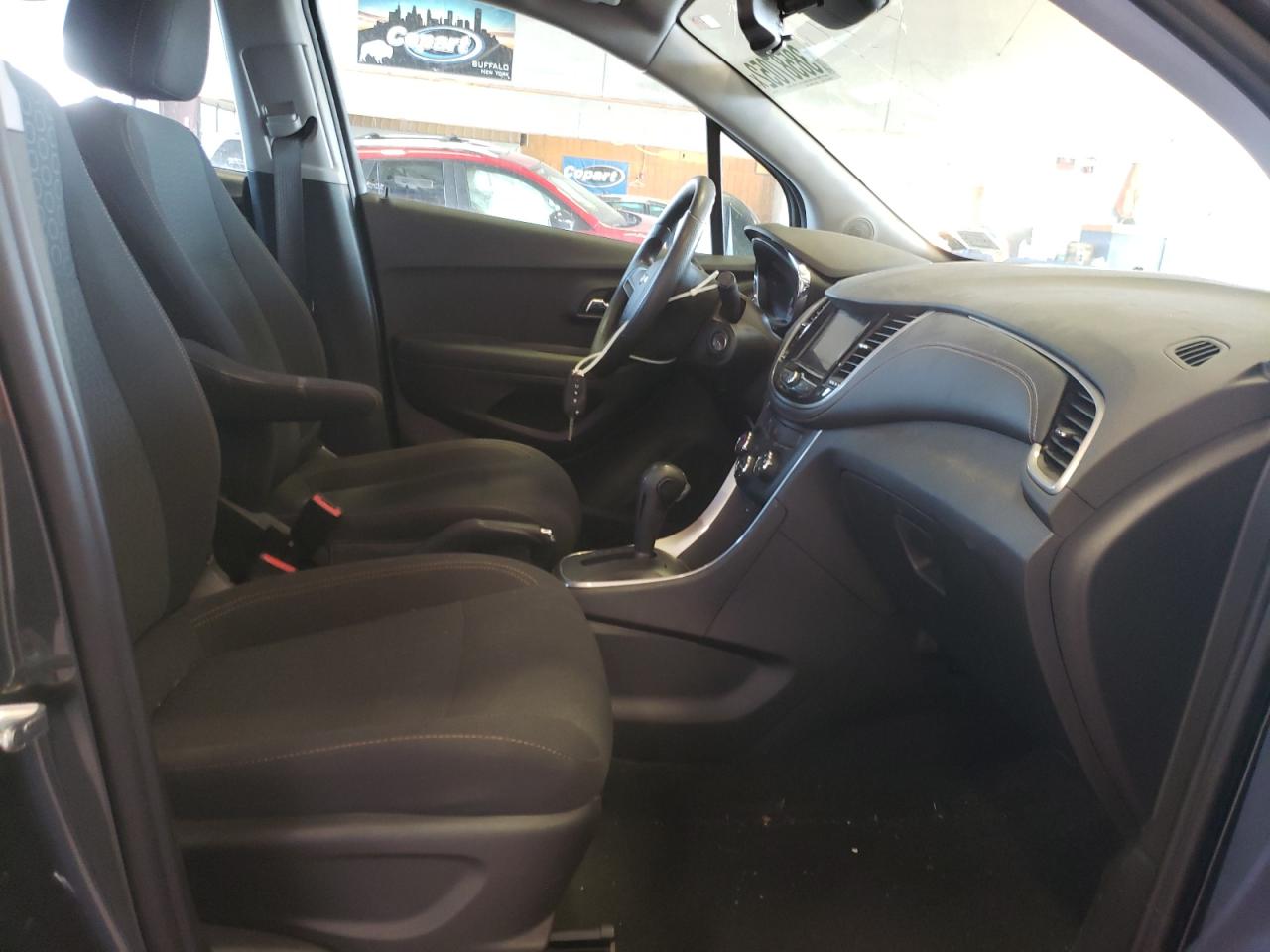 Photo 5 from auction – 2020 CHEVROLET TRAX LS with VIN 3GNCJKSB1LL199854