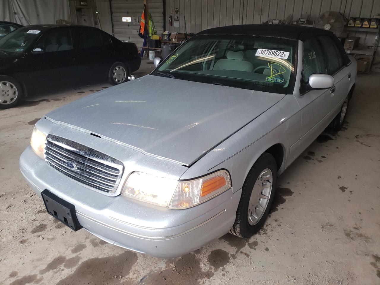 Photo 2 from auction – 2000 FORD CROWN VICT with VIN 2FAFP74WXYX176876