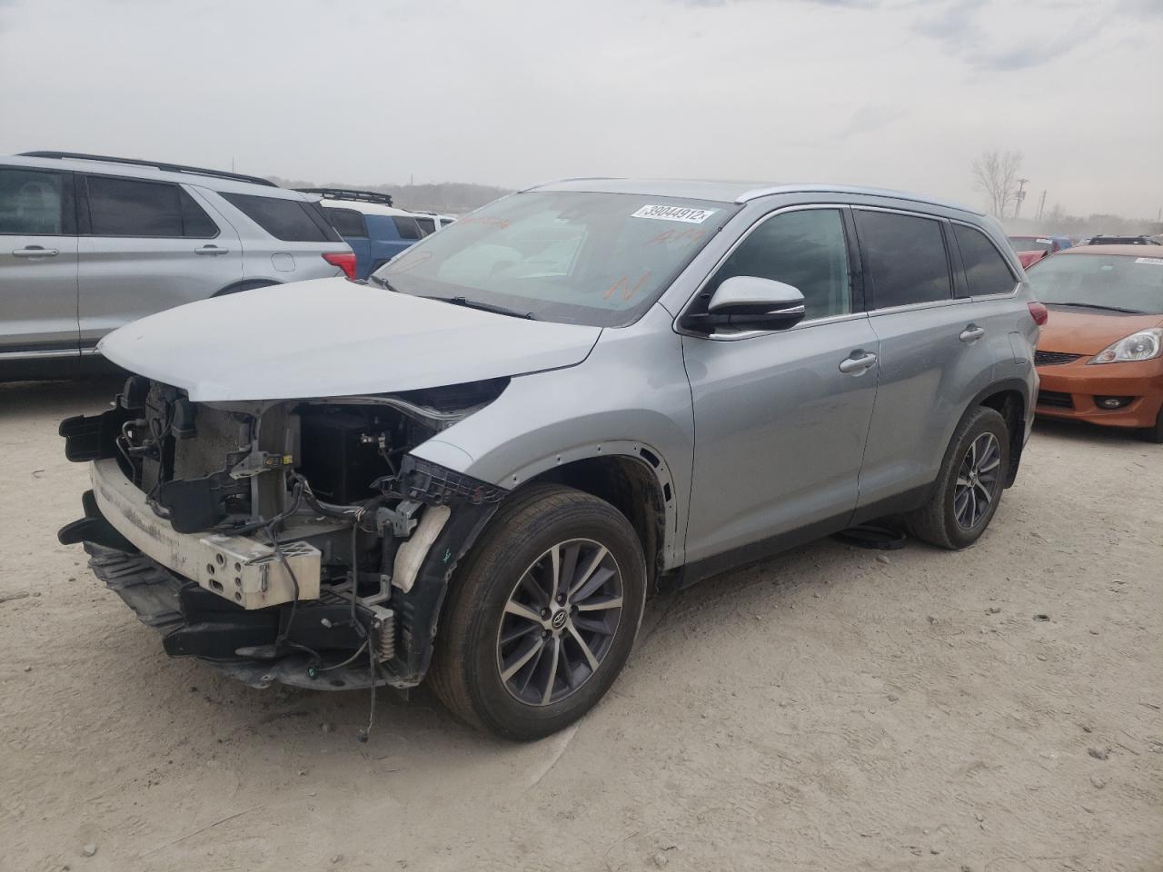 Photo 2 from auction – 2019 TOYOTA HIGHLANDER with VIN 5TDJZRFH9KS581266