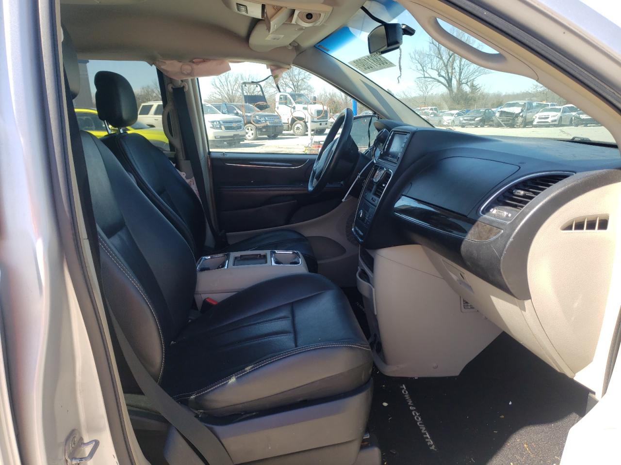 Photo 5 from auction – 2012 CHRYSLER TOWN & COU with VIN 2C4RC1BG2CR286748