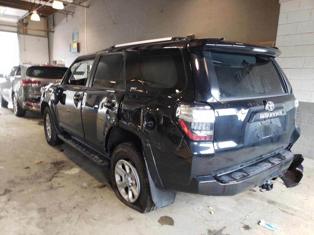 Photo 3 from auction – 2019 TOYOTA 4RUNNER SR with VIN JTEBU5JRXK5642007
