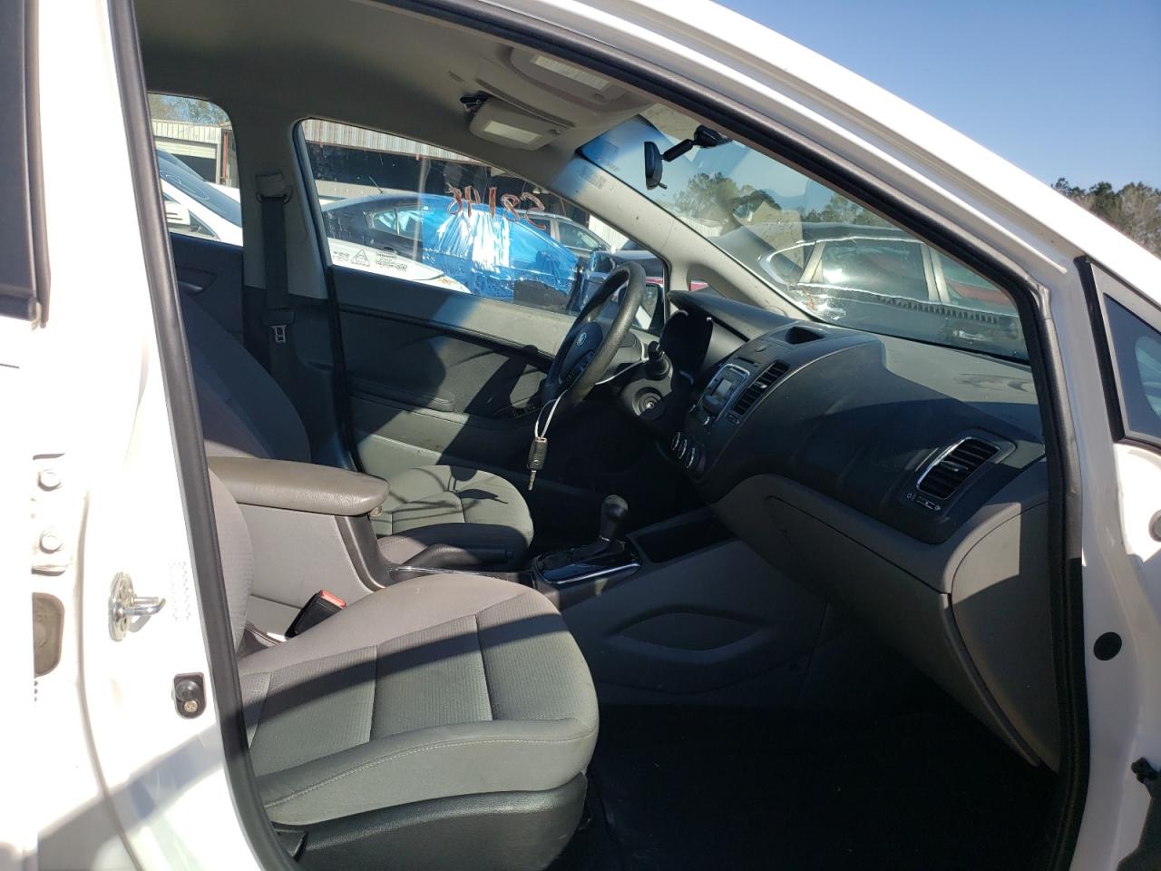 Photo 5 from auction – 2017 KIA FORTE LX with VIN 3KPFK4A78HE062109