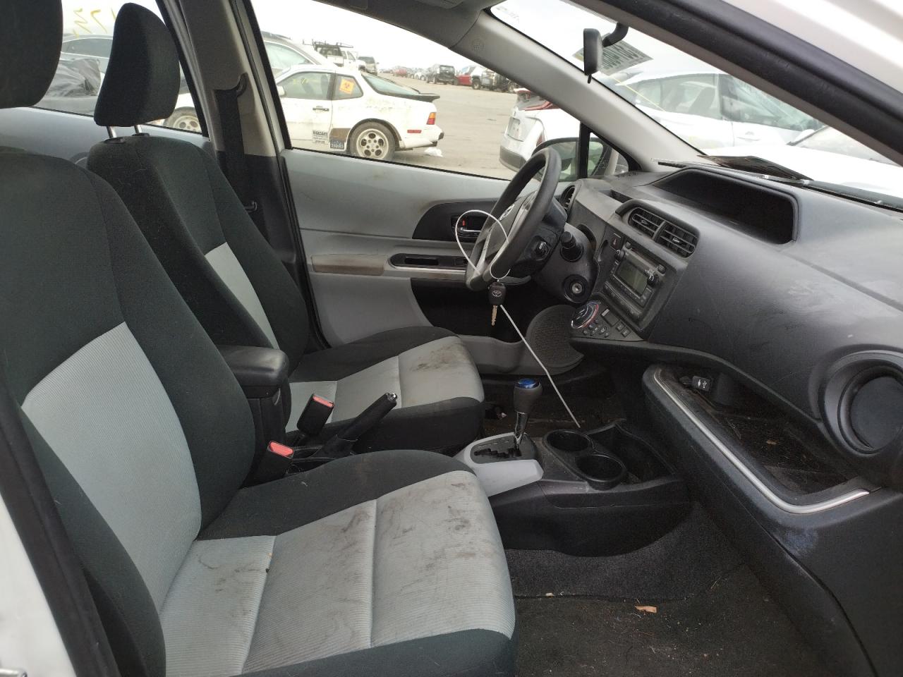 Photo 5 from auction – 2014 TOYOTA PRIUS C with VIN JTDKDTB31E1078567