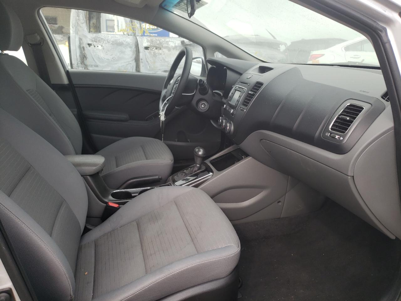 Photo 5 from auction – 2017 KIA FORTE LX with VIN 3KPFL4A76HE078659