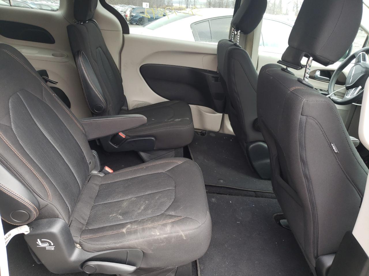 Photo 6 from auction – 2017 CHRYSLER PACIFICA L with VIN 2C4RC1CG7HR613960