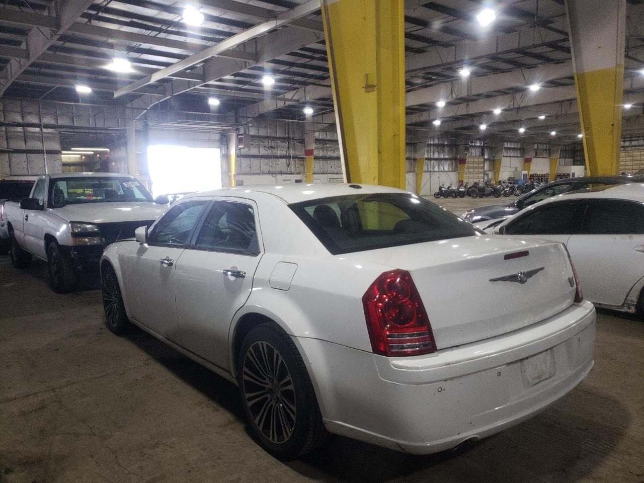 Фото 3 с аукциона – 2010 CHRYSLER 300 S с VIN 2C3CA9CT8AH255727