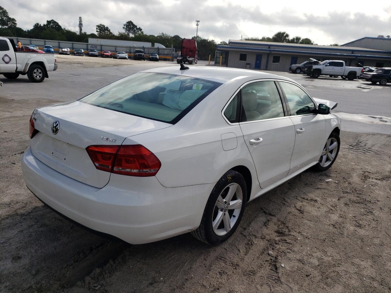 Photo 4 from auction – 2015 VOLKSWAGEN PASSAT SE with VIN 1VWBT7A32FC070332