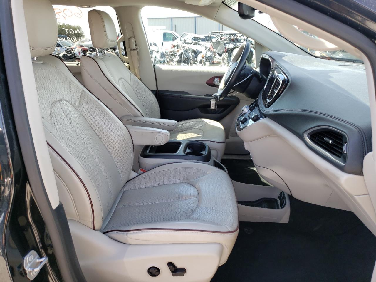 Photo 5 from auction – 2020 CHRYSLER PACIFICA L with VIN 2C4RC1GG9LR190186
