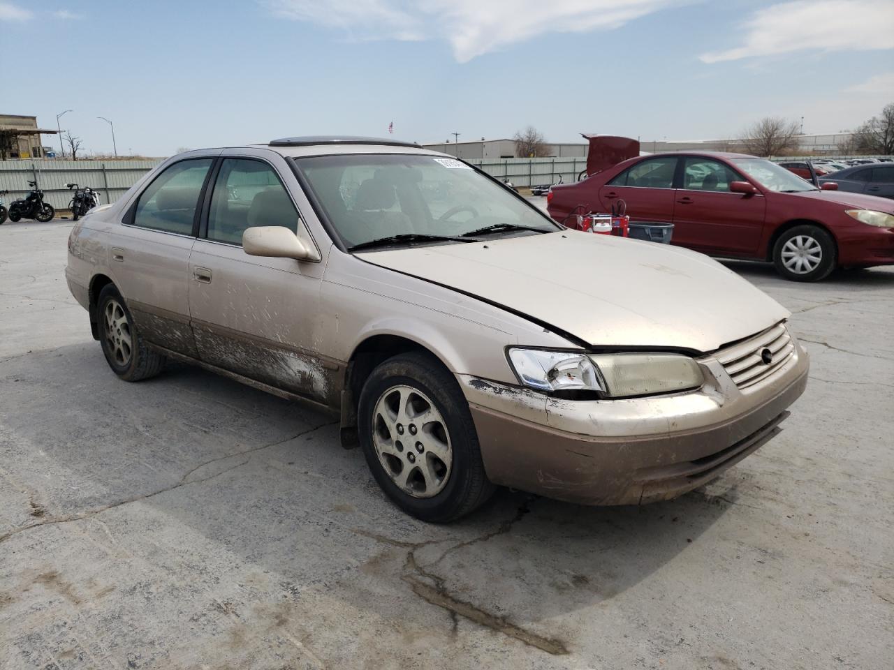 TOYOTA CAMRY CE 1998 with VIN 4T1BF28K0WU063234 - Photo from auction