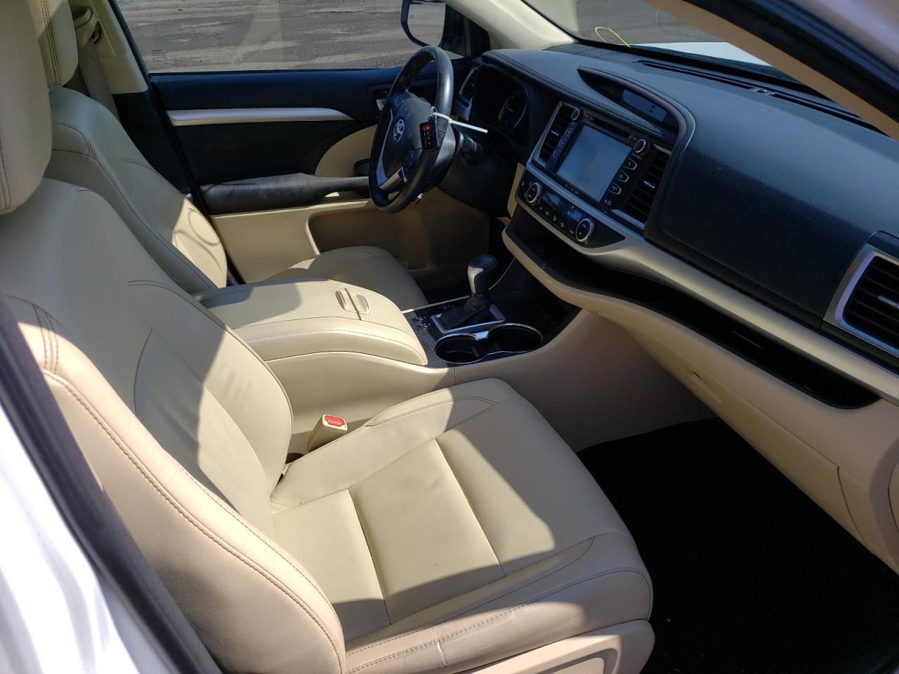 Photo 5 from auction – 2017 TOYOTA HIGHLANDER with VIN 5TDJZRFH5HS374026