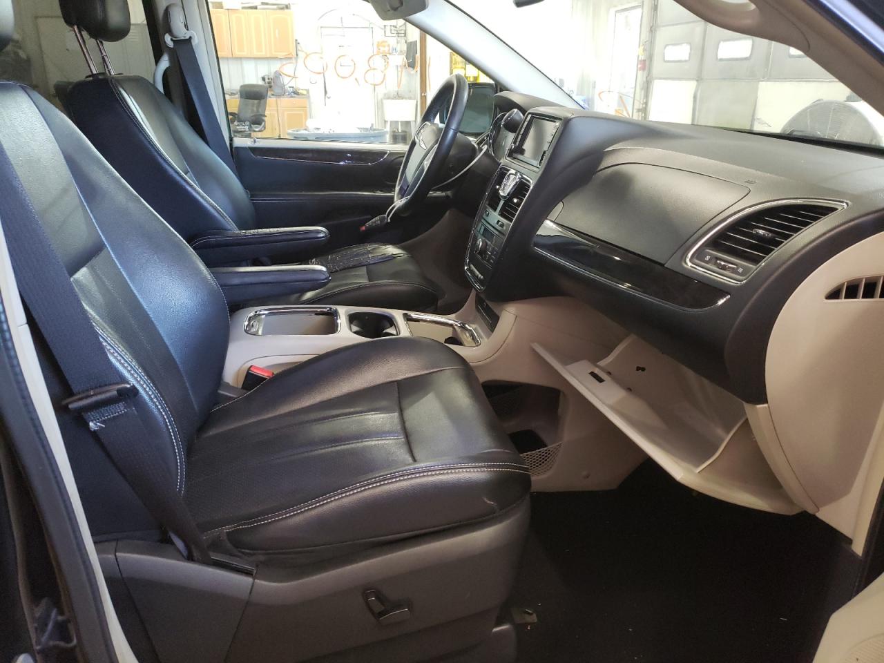 Photo 5 from auction – 2013 CHRYSLER TOWN & COU with VIN 2C4RC1CGXDR705283
