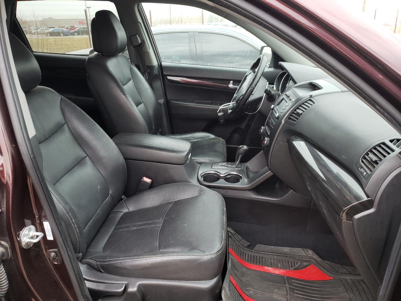Photo 5 from auction – 2011 KIA SORENTO EX with VIN 5XYKUDA23BG153165