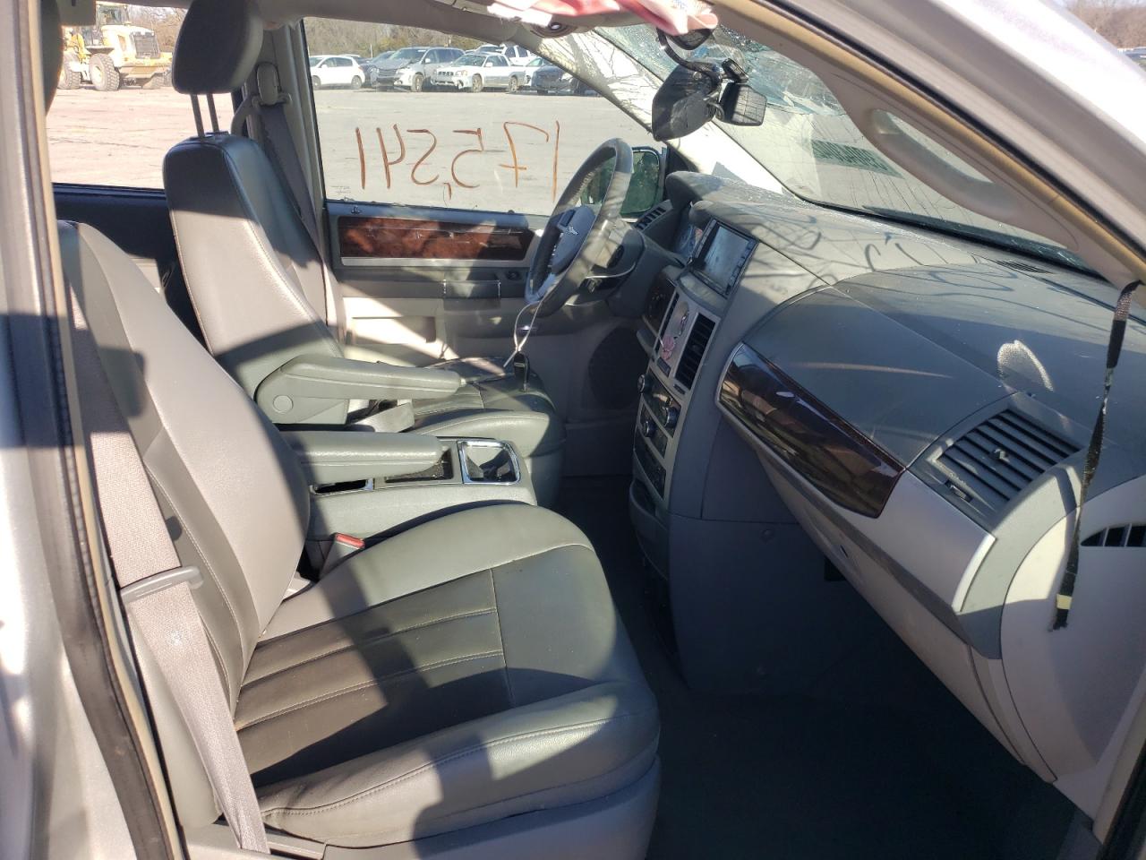 Photo 5 from auction – 2010 CHRYSLER TOWN & COU with VIN 2A4RR5D13AR126531