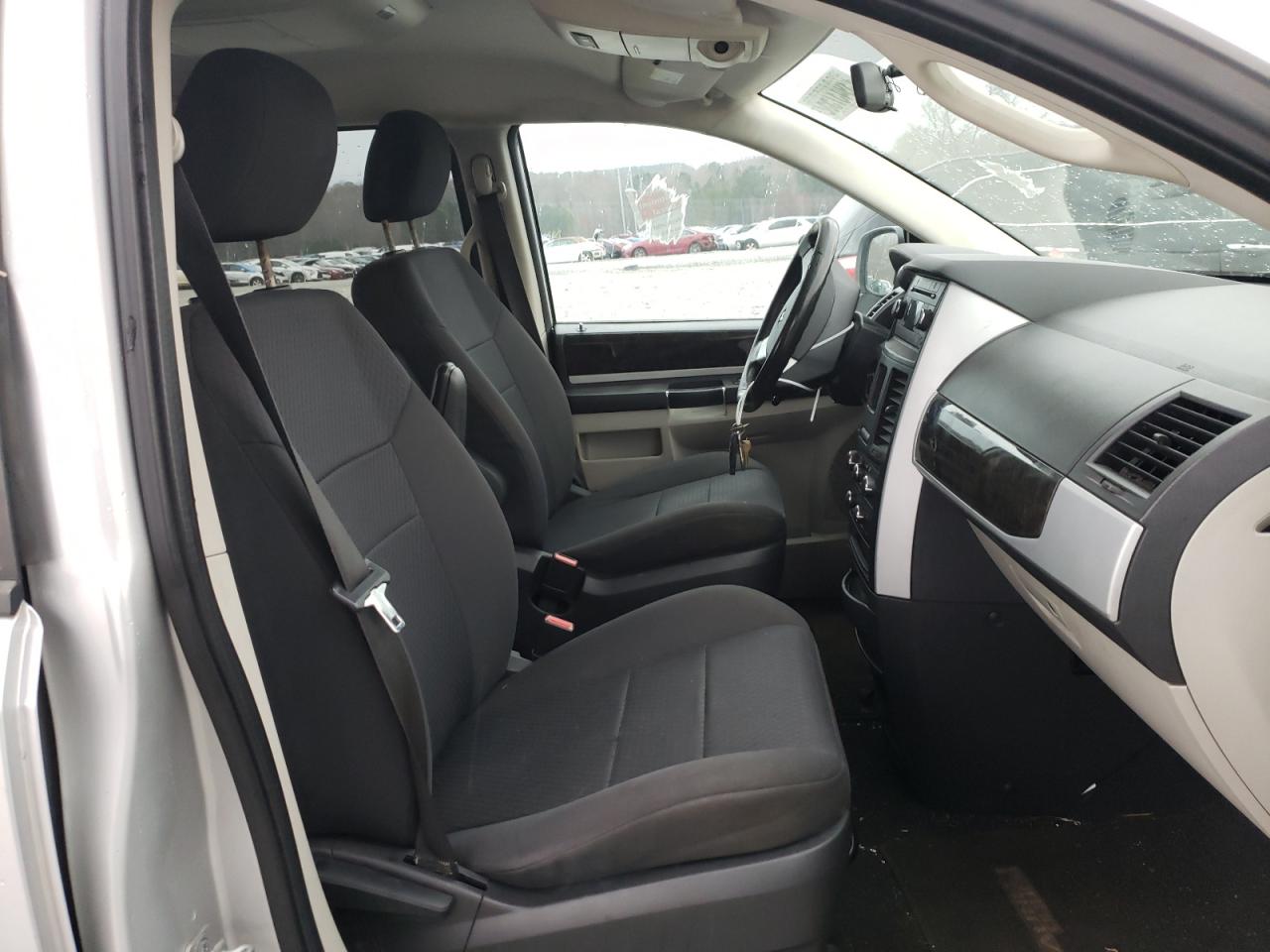 Photo 5 from auction – 2010 DODGE GRAND CARA with VIN 2D4RN5D19AR201981