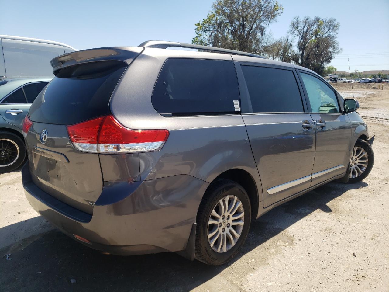 Photo 4 from auction – 2011 TOYOTA SIENNA XLE with VIN 5TDYK3DC7BS083803