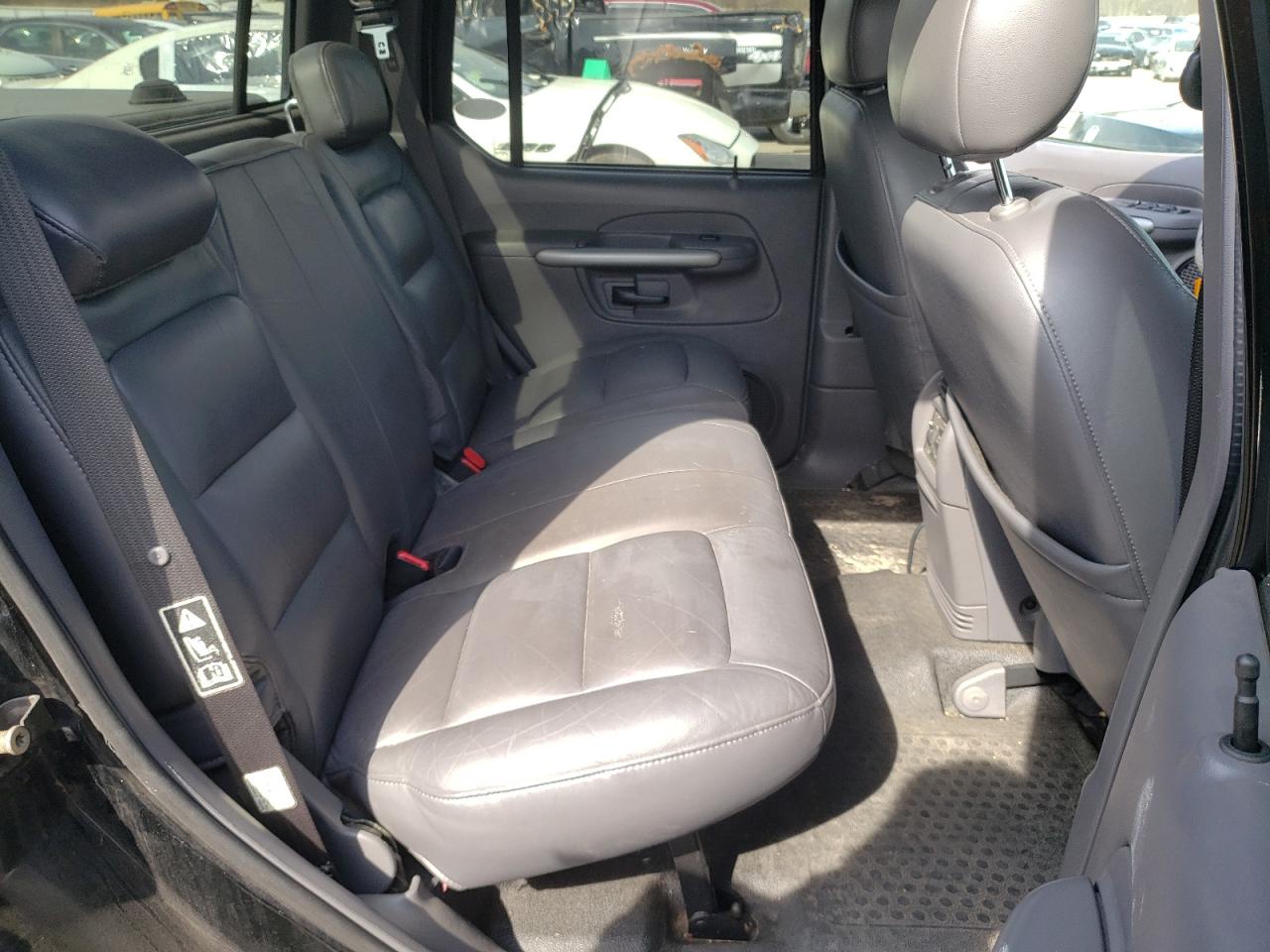 Photo 6 from auction – 2002 FORD EXPLORER S with VIN 1FMZU77E82UC38241