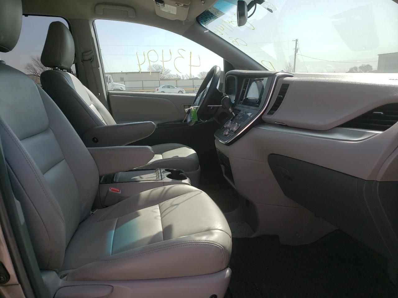 Photo 5 from auction – 2017 TOYOTA SIENNA LE with VIN 5TDKZ3DC6HS839146
