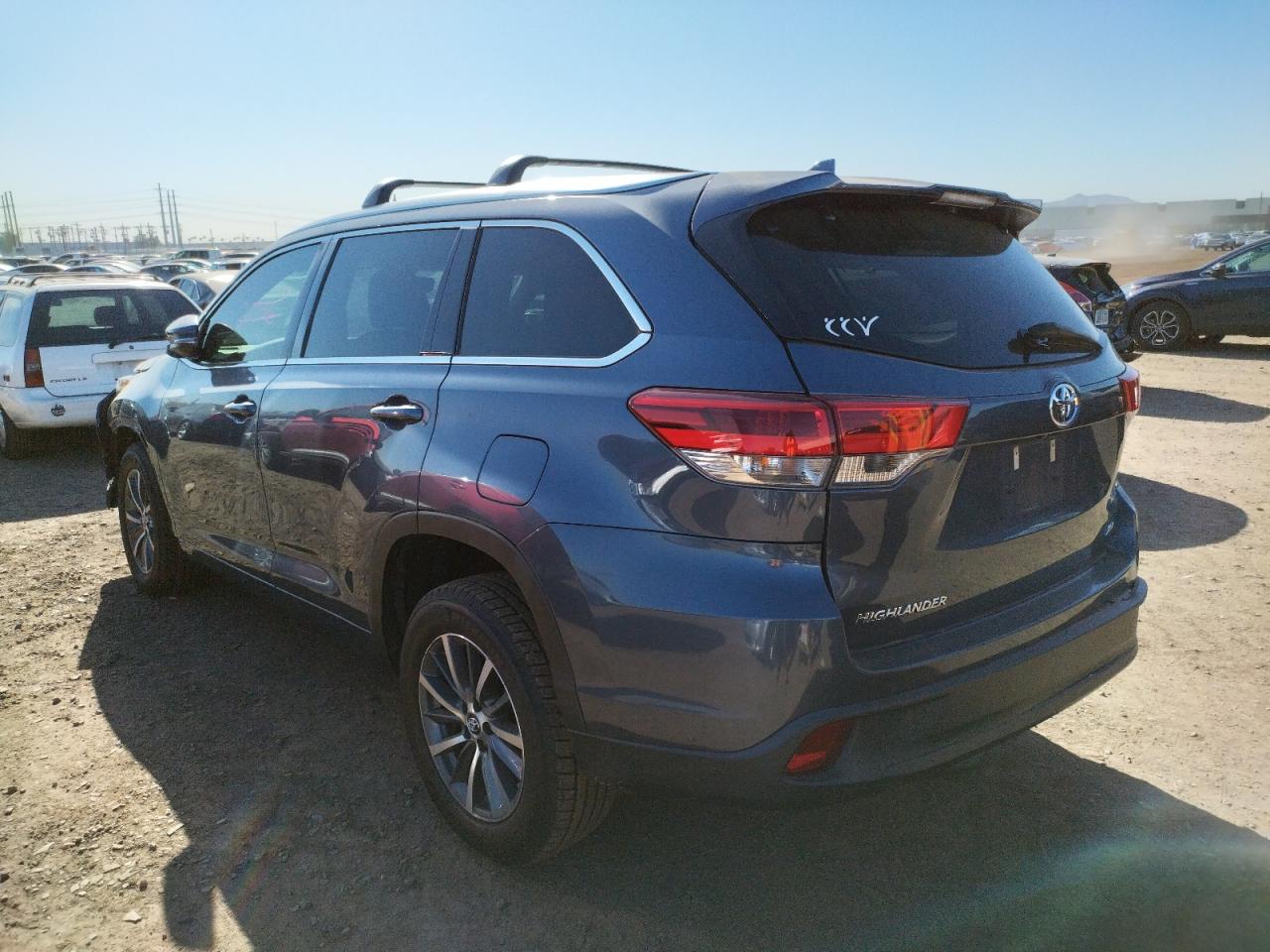 Photo 3 from auction – 2017 TOYOTA HIGHLANDER with VIN 5TDKZRFH7HS522679