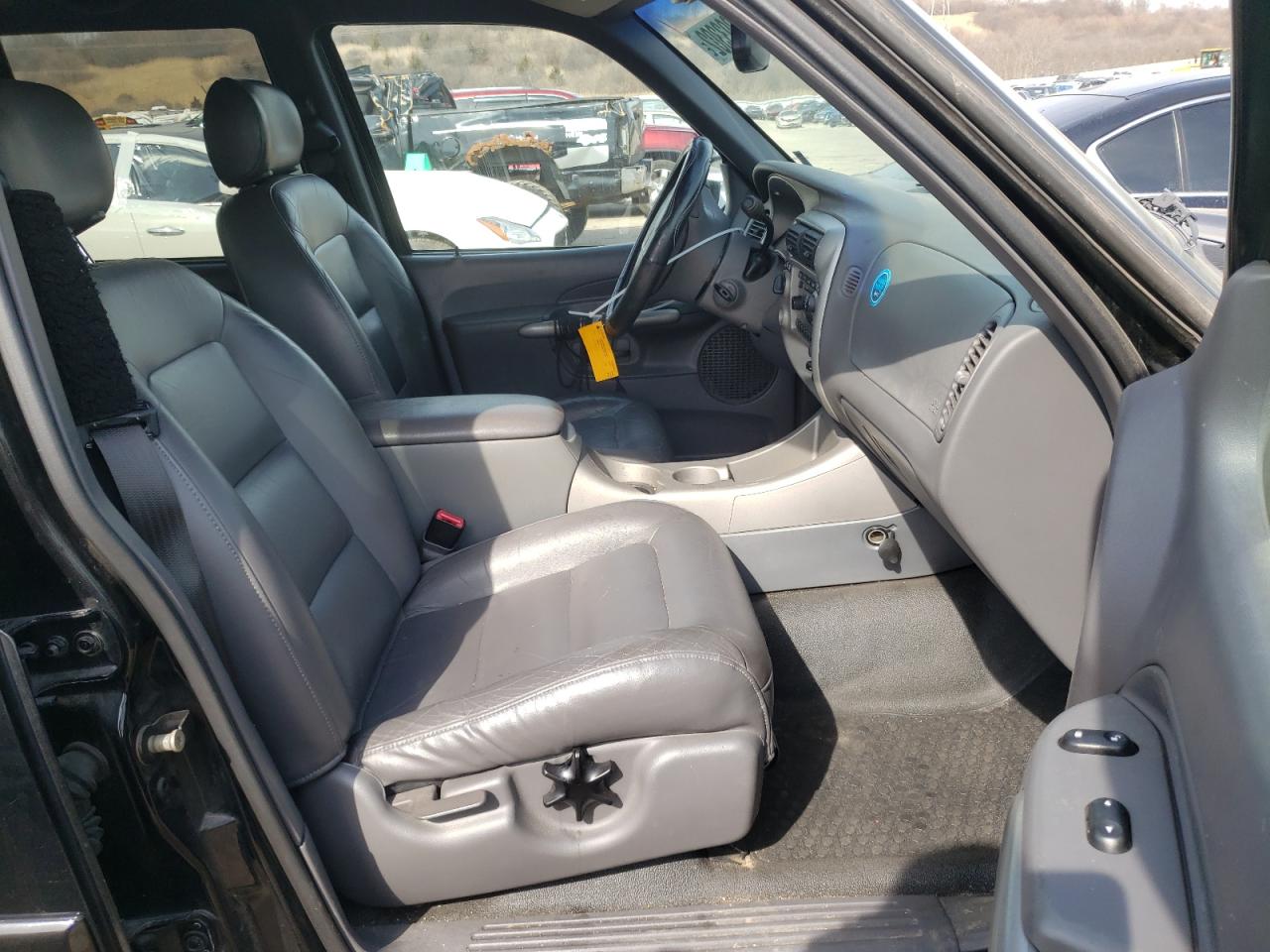 Photo 5 from auction – 2002 FORD EXPLORER S with VIN 1FMZU77E82UC38241