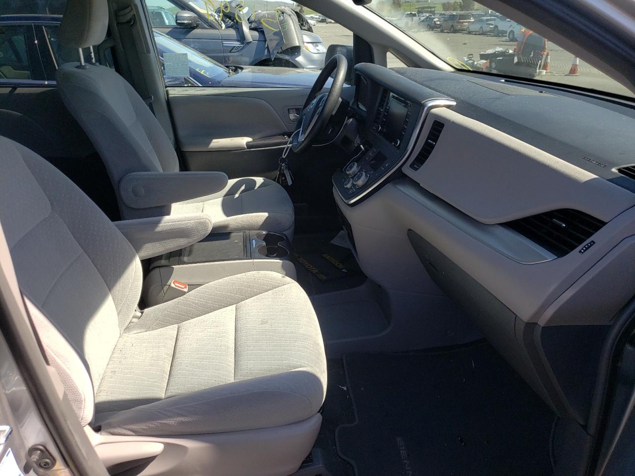 Photo 5 from auction – 2018 TOYOTA SIENNA LE with VIN 5TDJZ3DC9JS203225