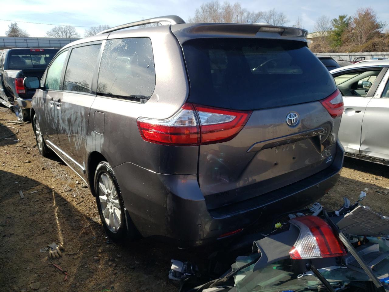 Photo 3 from auction – 2015 TOYOTA SIENNA XLE with VIN 5TDDK3DC8FS124802