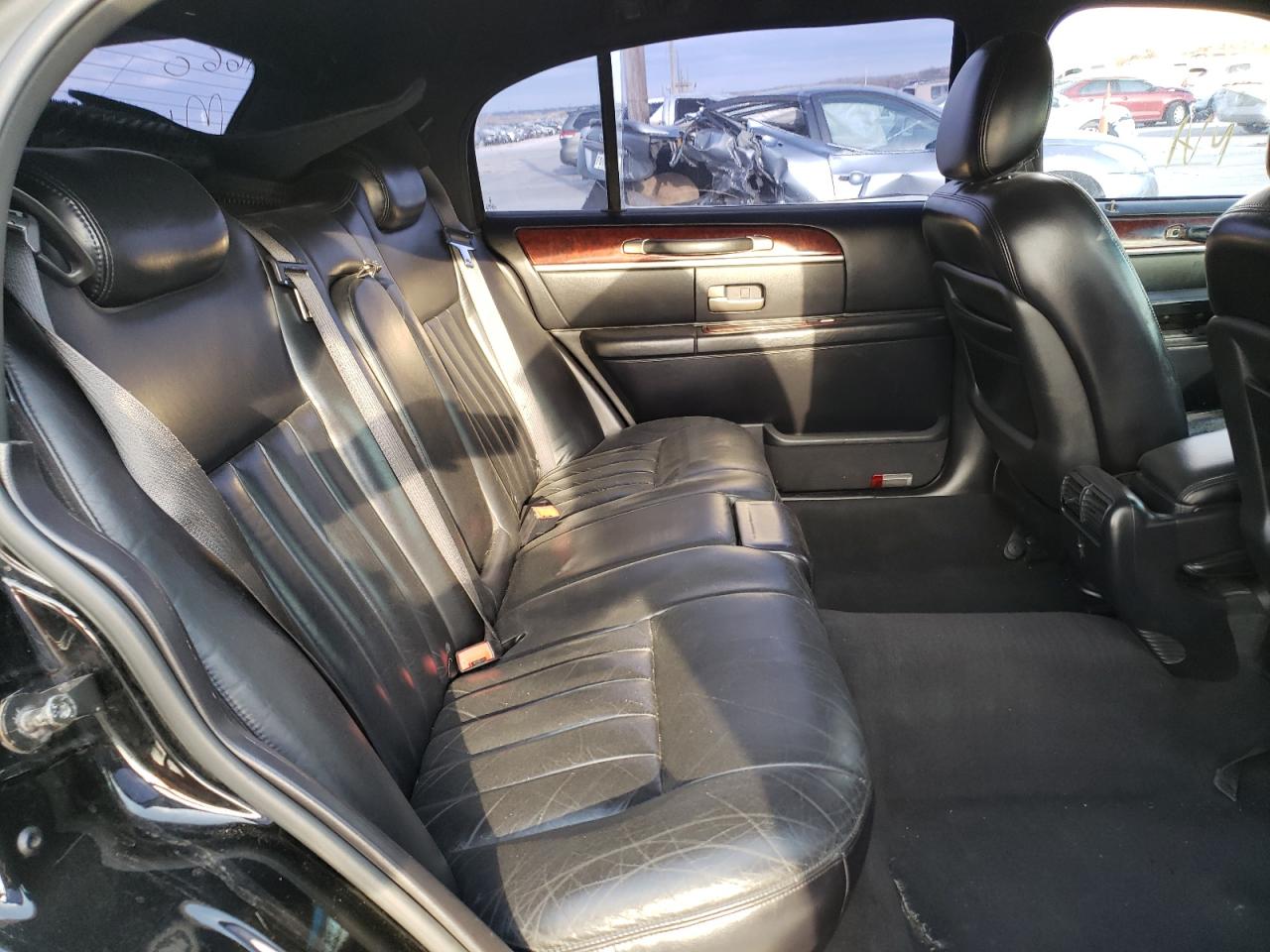 Photo 6 from auction – 2003 LINCOLN TOWN CAR E with VIN 1LNHM84W53Y605377