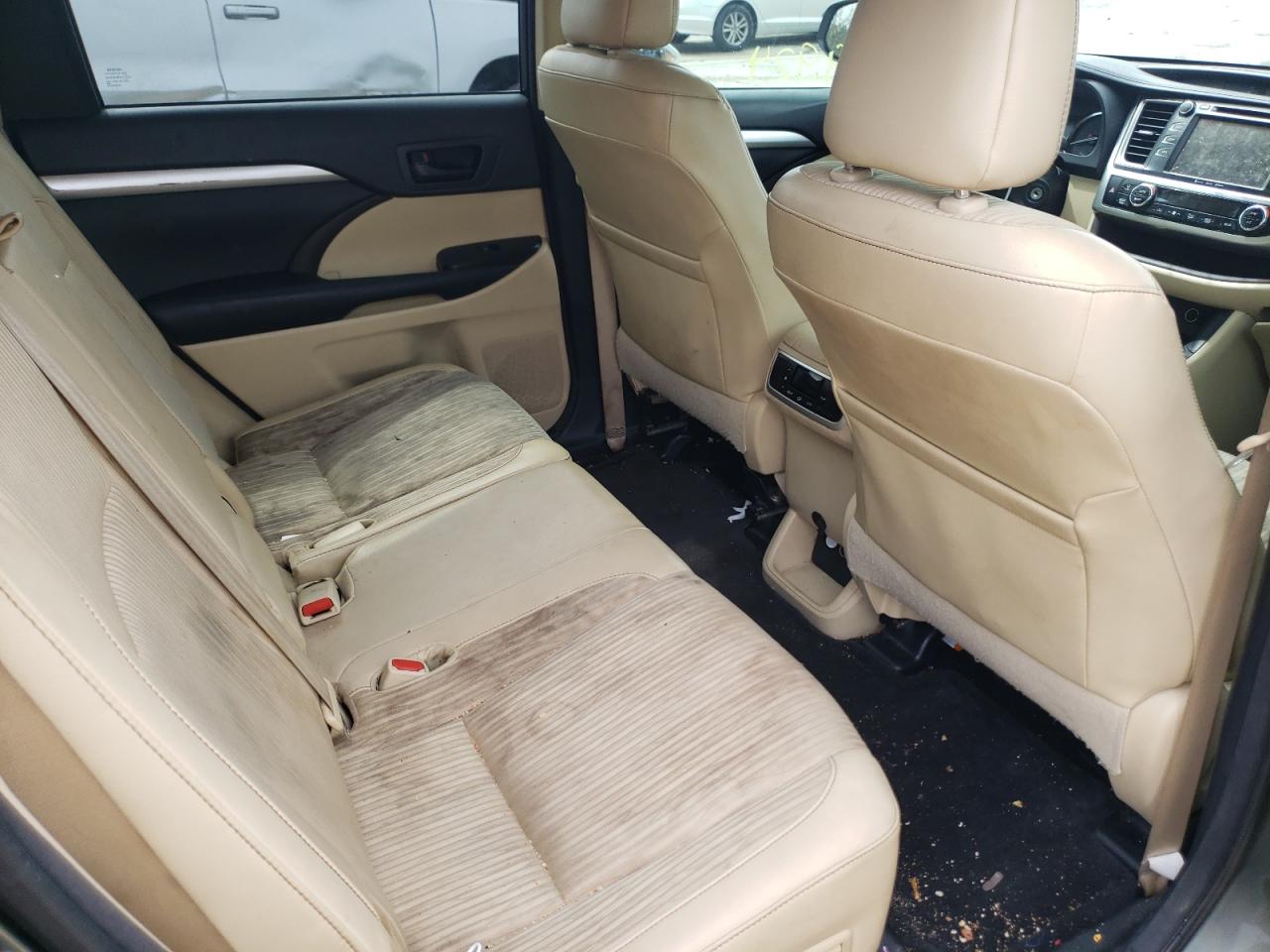 Photo 6 from auction – 2016 TOYOTA HIGHLANDER with VIN 5TDZKRFH4GS153376