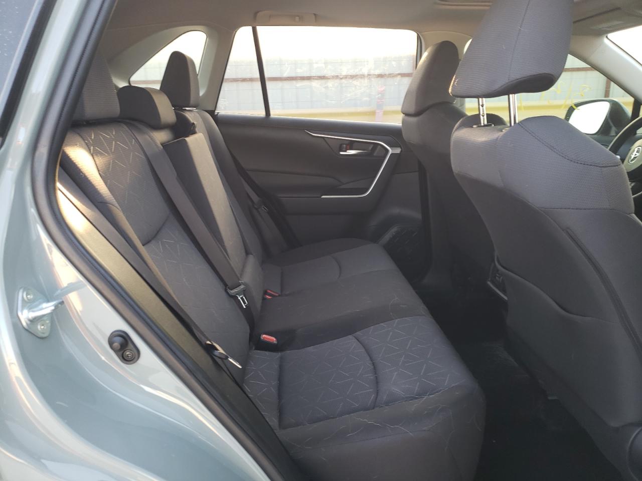 Photo 6 from auction – 2020 TOYOTA RAV4 XLE with VIN JTMW1RFVXLD047497