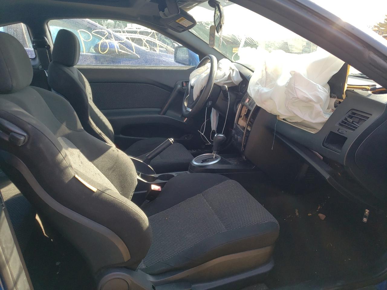 Photo 5 from auction – 2004 HYUNDAI TIBURON with VIN KMHHM65D94U152097