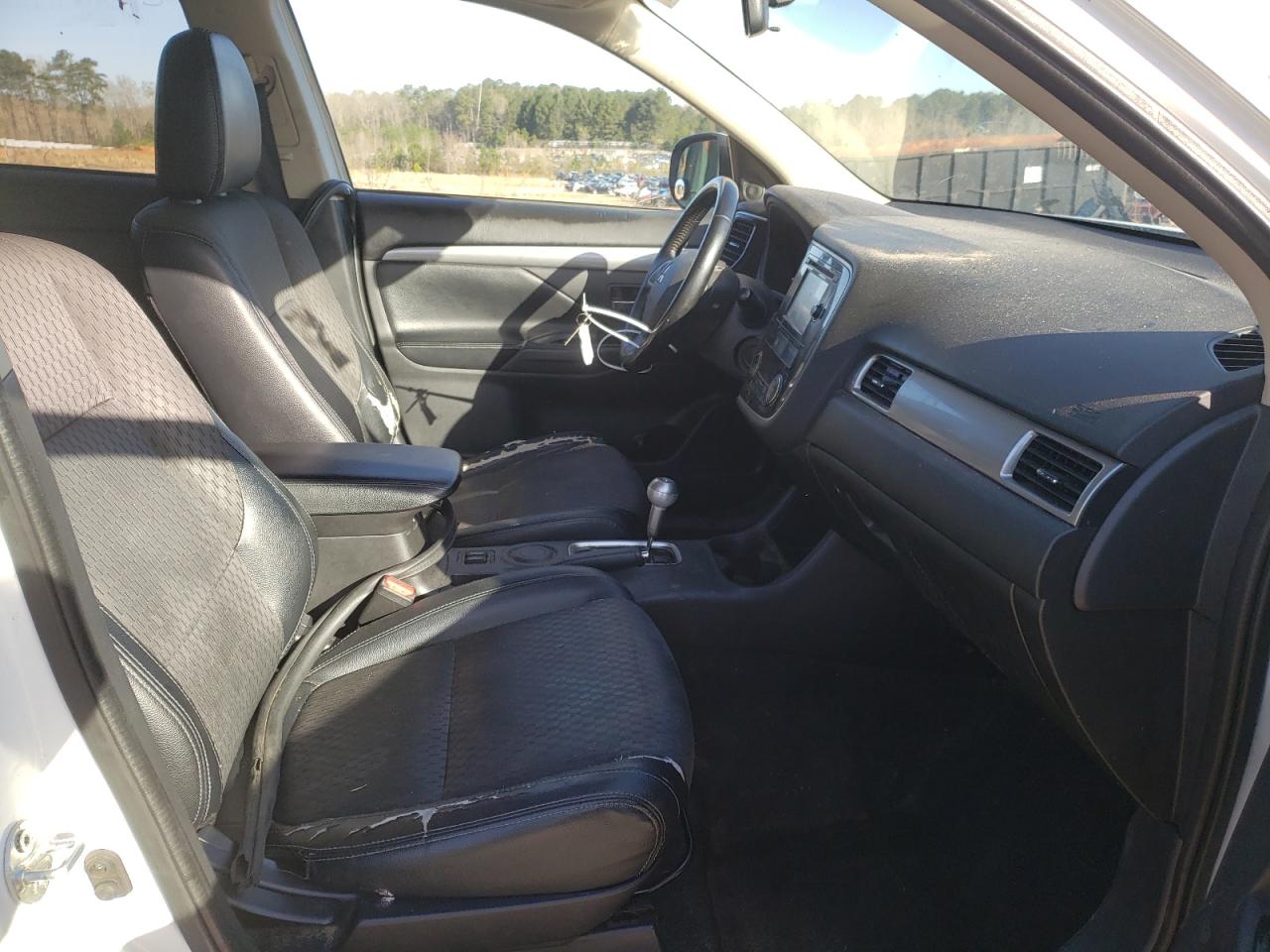 Photo 5 from auction – 2015 MITSUBISHI OUTLANDER with VIN JA4AD3A38FZ008655