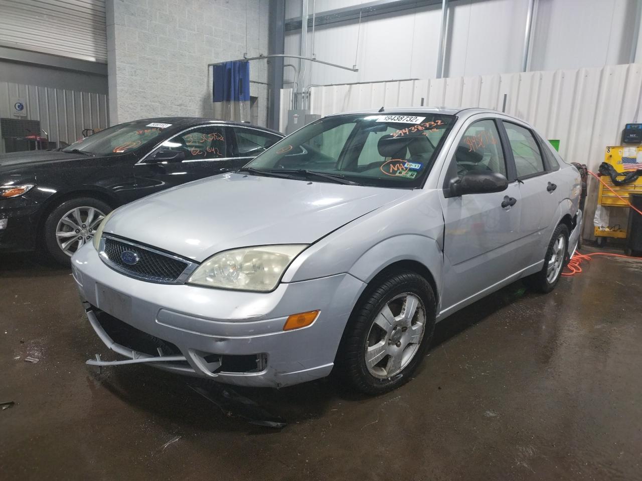 Photo 2 from auction – 2005 FORD FOCUS ZX4 with VIN 1FAFP34N55W197853