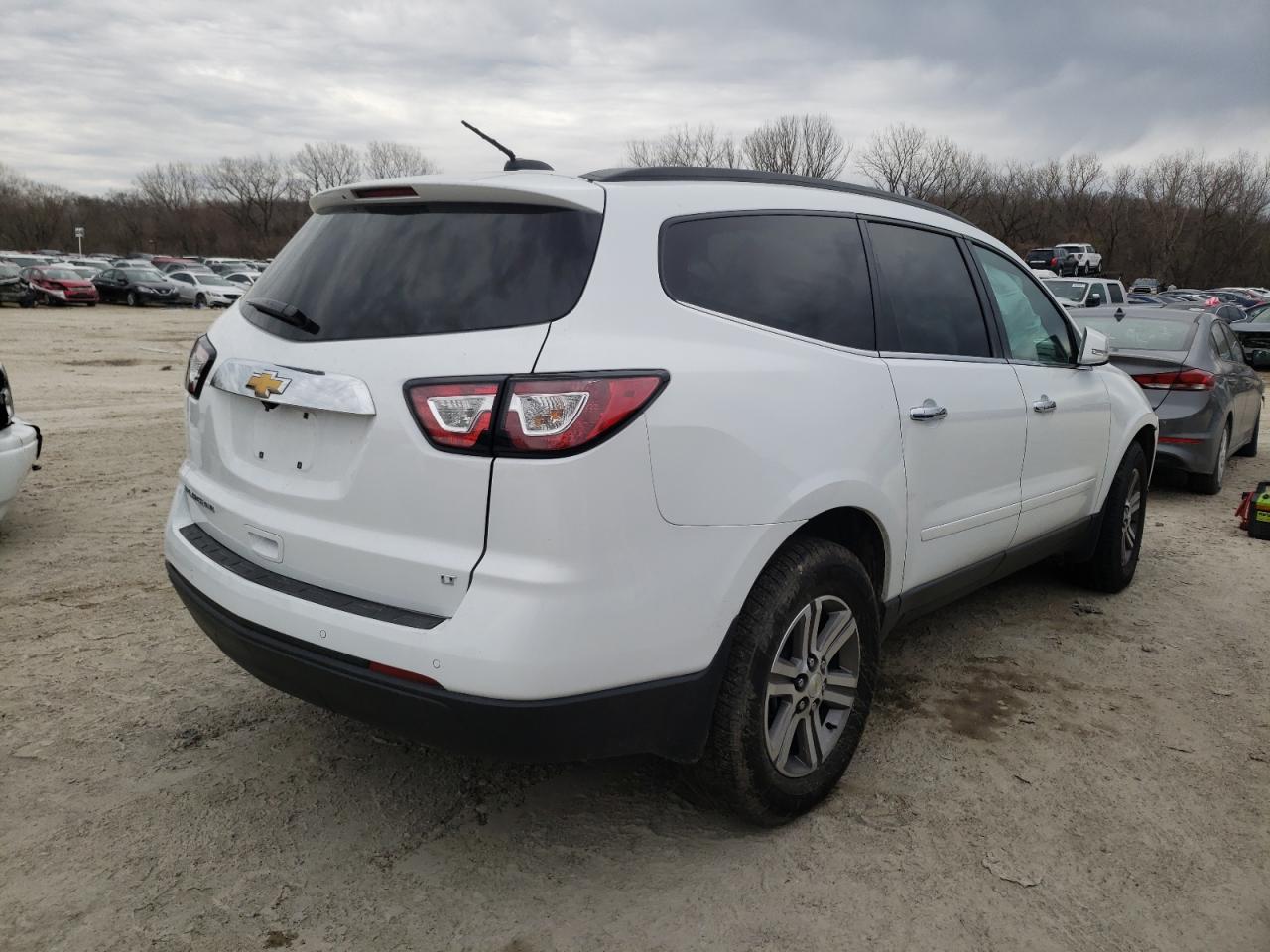 Photo 4 from auction – 2017 CHEVROLET TRAVERSE L with VIN 1GNKVGKD7HJ112097